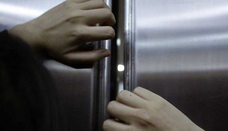 «لحقته في آخر لحظة».. إنقاذ شخص احتجز داخل مصعد بالطالبية