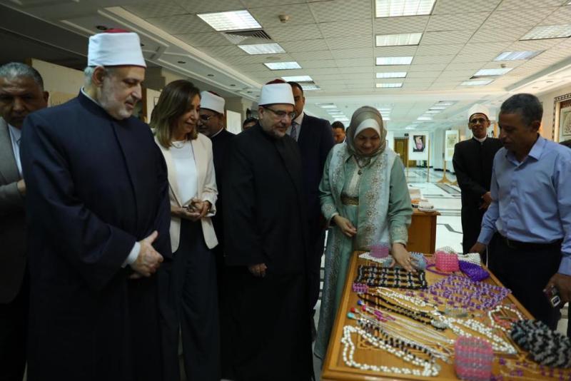 في المعرض