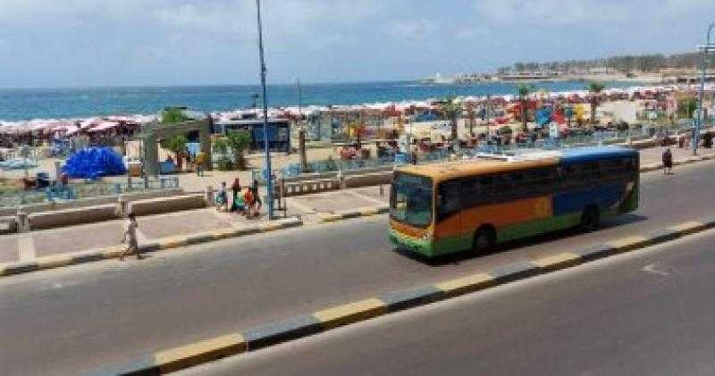 ضبط سائق أتوبيس يضع قدمه بجوار النافذة