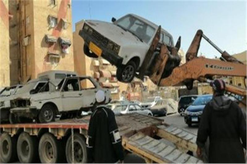 رفع سيارات متهالكة بالشوارع