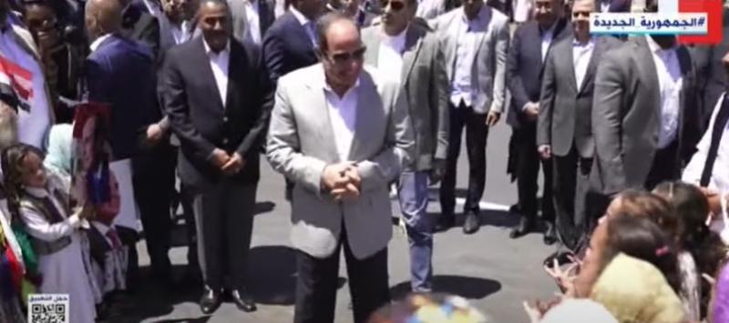 أطفال السلوم يرفعون صور الرئيس السيسي في استقباله