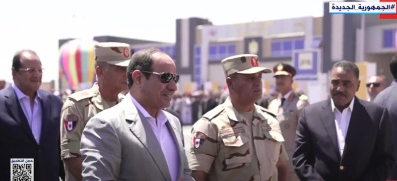 السيسي لرجال الأمن بالسلوم: «بتنزلو إجازات أد إيه؟».. فيديو