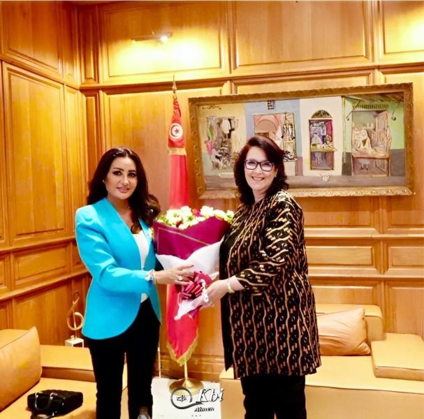 وزيرة الثقافة التونسية تكرم النجمة لطيفة.. وتدعوها لحفل خيري بطبرقة ‏
