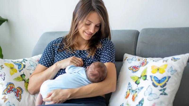 ما هو الوقت الأنسب لفطام الطفل الرضيع؟ - فيديو