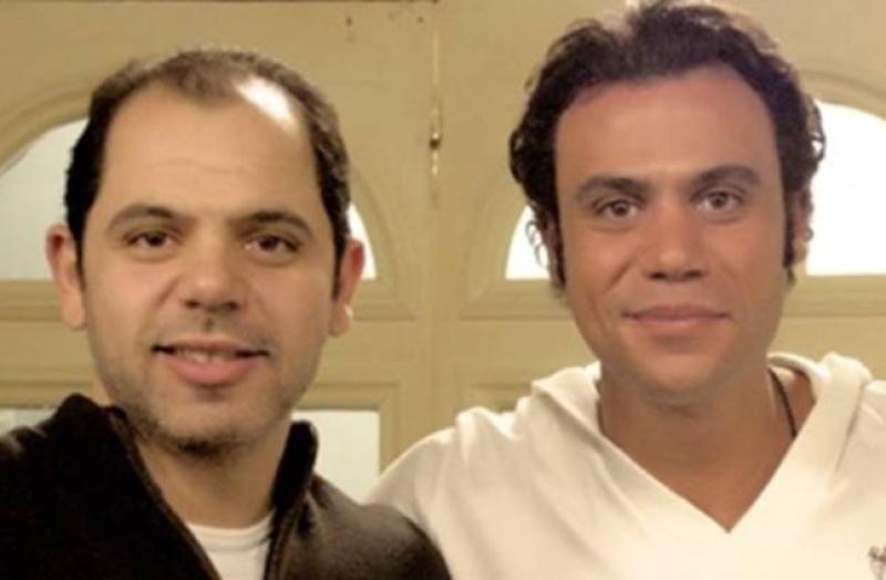 شاهد| رامي إمام ينهار بالبكاء في حضن شقيقه محمد.. تفاصيل