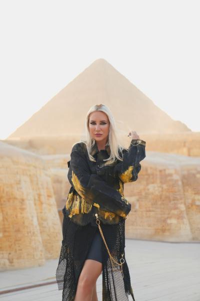 الأمريكية آمون ستار تستعد لإطلاق حفل في الأهرامات.. صور