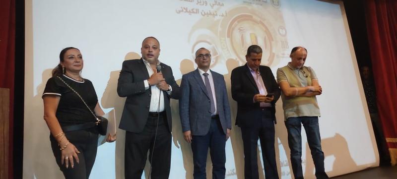 تامر عبدالمنعم يسلم شهادات التخرج للدفعة الجديدة من «إبدأ حلمك السينما بين إيديك»