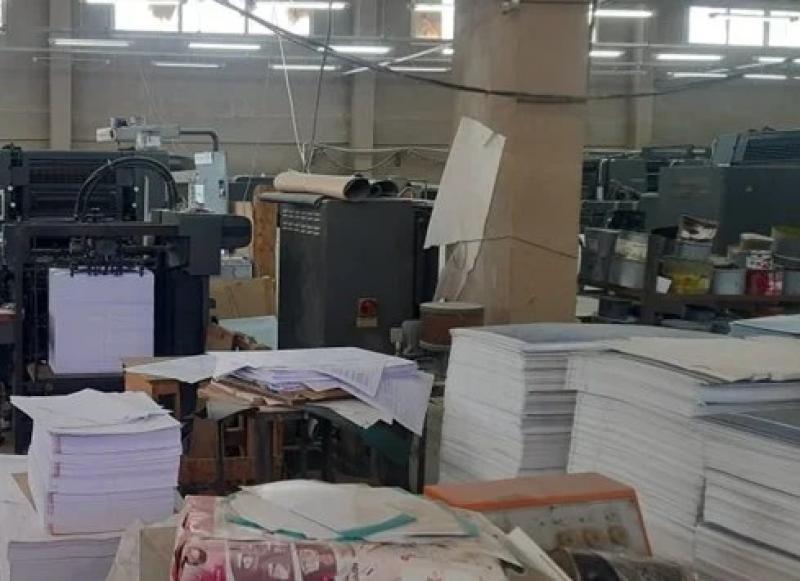 ضبط 18 ألف كتاب تعليمي لسنوات ومواد دراسية مختلفة داخل مطبعة بالجيزة بالصور