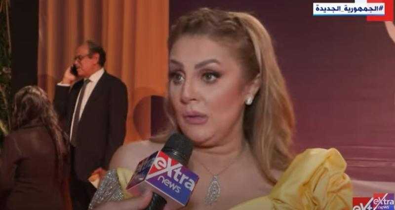 شاهد.. رانيا محمود ياسين تتغزل في زوجها لدوره في إنجاح مهرجان المسرح