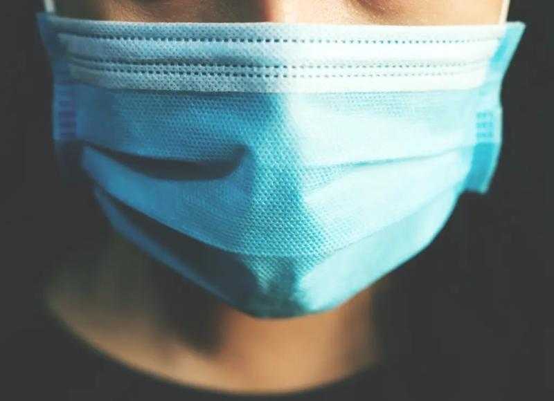 «كسرنا الذروة».. طبيب يُطالب بالعودة إلى الكمامات للوقاية من المتحور الجديد - فيديو