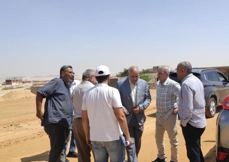 مسئولو الإسكان يتفقدون مشروعات الطرق بالعبور الجديدة