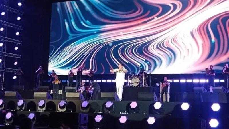 شاهد.. حكيم يُشعل مسرح العلمين بأغانيه القديمة والجديدة