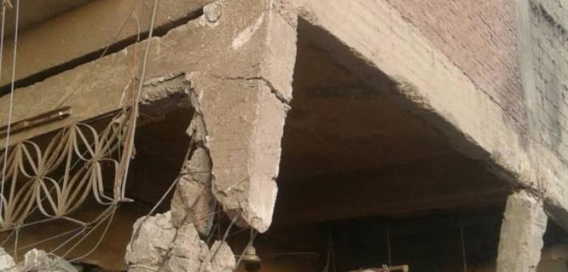 محافظة القاهرة تزيل عقارا مائلا بمصر القديمة