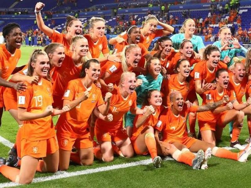 منتخب الإسباني يتطلع لقطف ثمار ”التهدئة” بعد عام من تمرد لاعباته