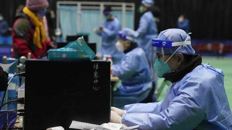 شاهد.. مستشار الرئيس يحسم الجدل بشأن ظهور متحور كورونا الجديد في مصر