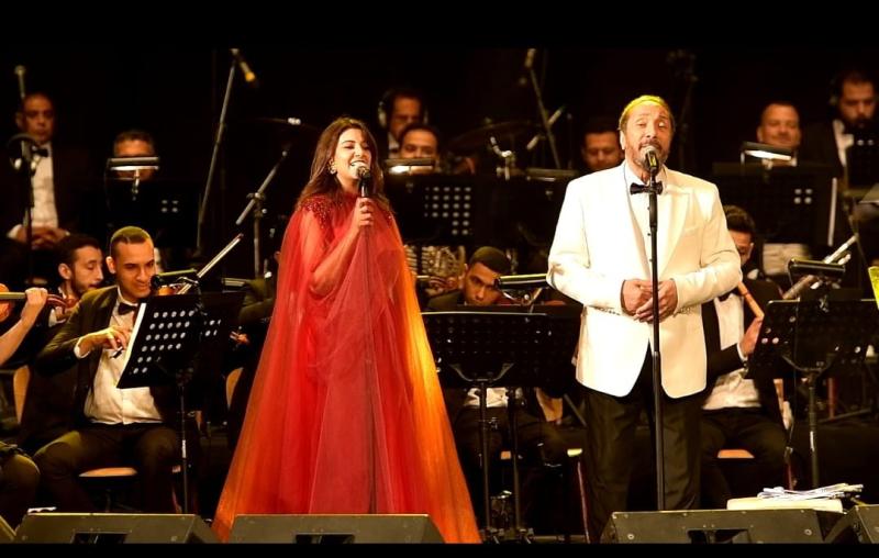 ياسمين علي تشارك علي الحجار حفله بمسرح جامعة مصر.. صور