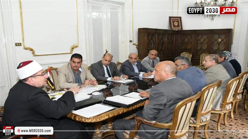 وزير الأوقاف خلال الاجتماع