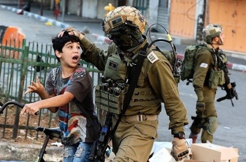 الاحتلال يعتقل طفلا فلسطينيا من القدس