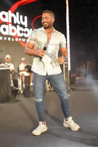 تامر حسني يشعل حفل الساحل الشمالي بحضور جماهيري ضخم .. «صور»