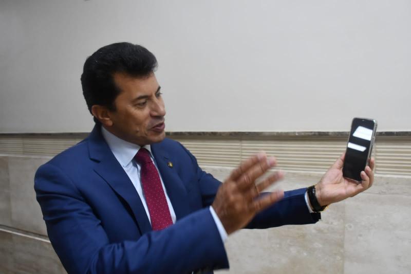 وزير الرياضة هاتفيا يهنئ مصطفى حسين بفوزه بذهبية المصارعة الرومانية ببطولة العالم