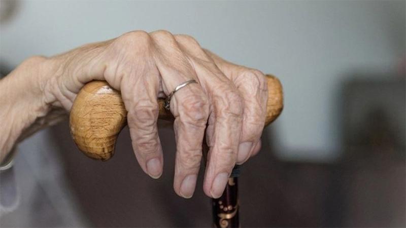 تعبيرية عن مسنة