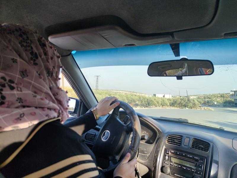 استشارية علاج نفسي تكشف سبب عدم ثقة الرجال في قيادة المرأة للسيارات