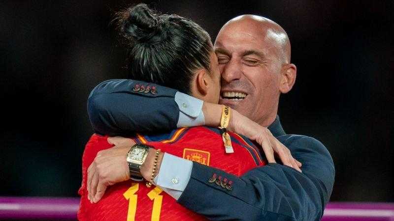 «فعل فاضح على الشاشات».. قبلة روبياليس لـ لاعبة منتخب إسبانيا تثير الجدل
