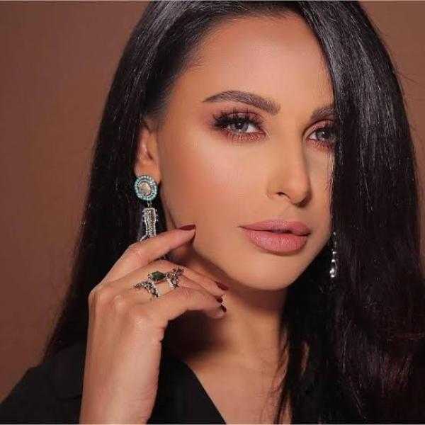 على شاطئ البحر.. ميس حمدان تخطف الأنظار في أحدث ظهور لها