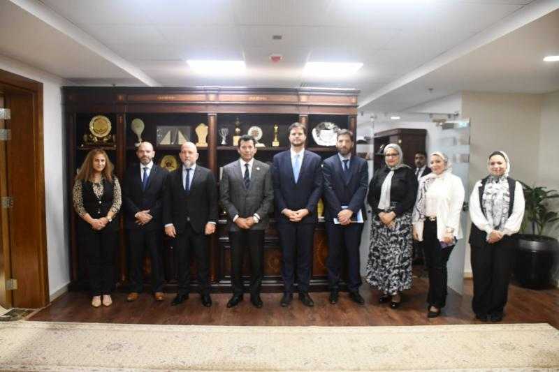وزير الشباب يبحث مع سفير الأرجنتين بالقاهرة تعزيز أطر التعاون الرياضي المشترك