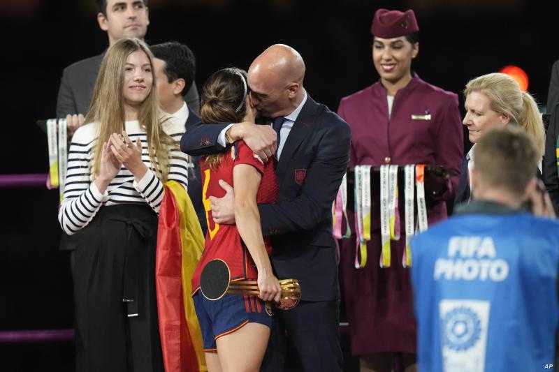 بسبب قبلة مثيرة.. «فيفا» يوقع عقوبة صادمة على رئيس الاتحاد الإسباني