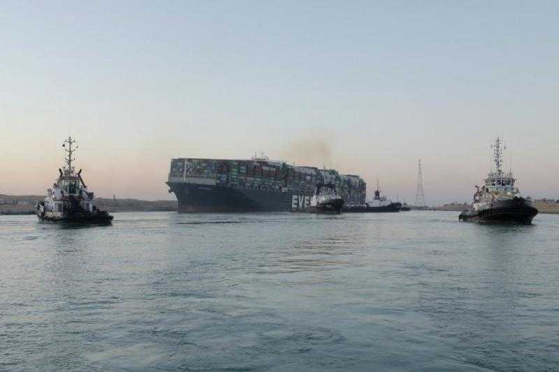 الفريق أسامة ربيع: احتكاك بين ناقلتي نفط وغاز في قناة السويس.. وجارِ التعامل