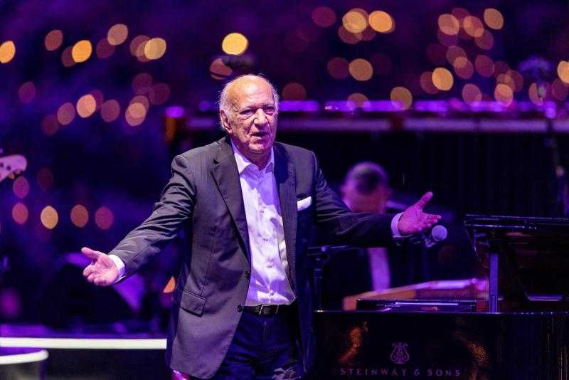 التفاصيل الكاملة لأزمة عمر خيرت وانسحابه من حفله أمس