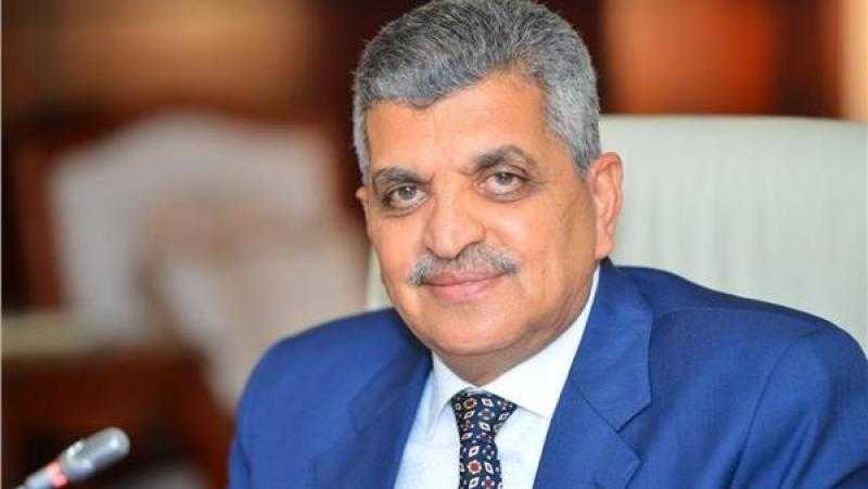 رئيس قناة السويس يكشف حقيقة تعطل المجرى الملاحي بعد احتكاك ناقلتين خلال عبورهما