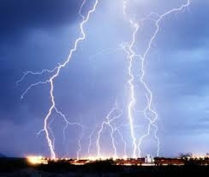 شاهد.. البرق يضرب برج ساعة مكة المكرمة في مشهد مهيب