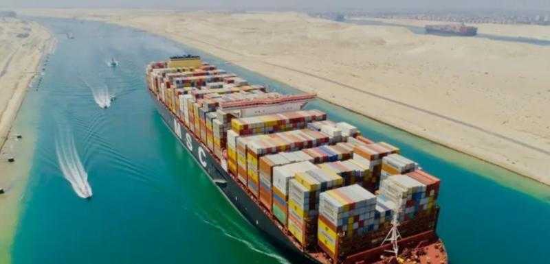 عاجل .. قناة السويس تدفع بـ 4 قاطرات للسيطرة على الوضع في المجرى الملاحي