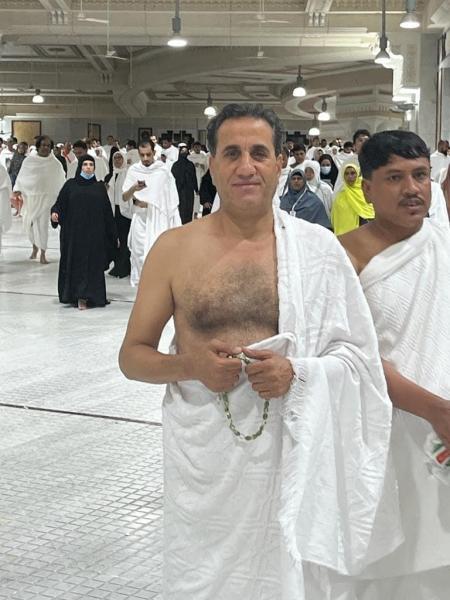 بعد وفاتها.. أحمد شيبة يُهدي والدته عمرة ويدعو لها