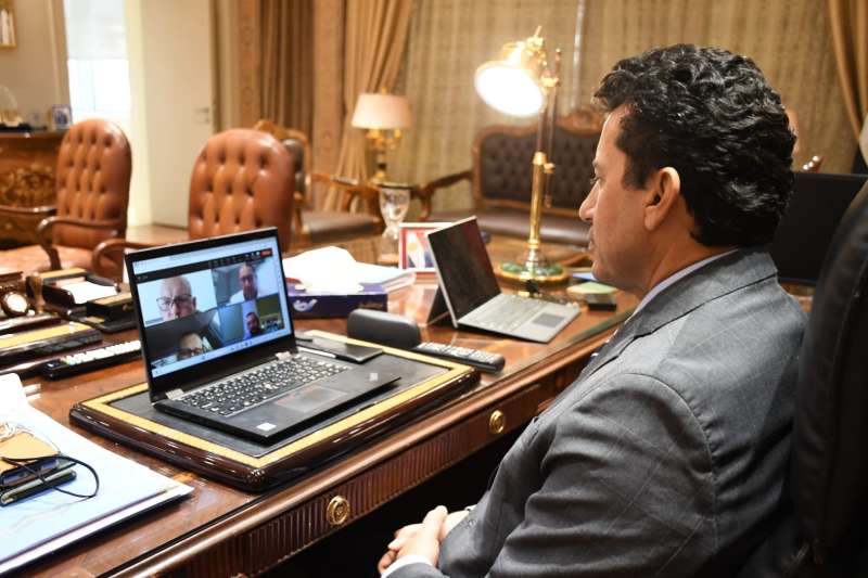 وزير الرياضة يلتقي مسؤلي  معرض 