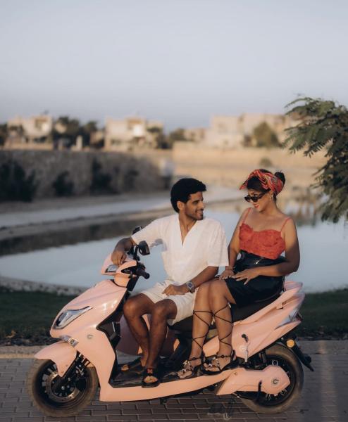 على الموتوسيكل.. جلسة تصوير تجمع حمدي الميرغني وزوجته إسراء عبدالفتاح