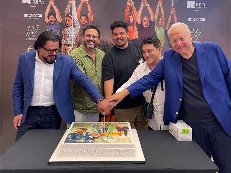 أكرم حسني يحتفل مع الجمهور بنجاح فيلم العميل صفر في الإمارات.. صور