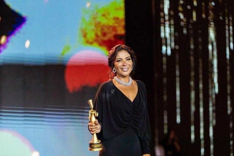 بعد جائزة أفضل ممثلة.. منى زكى توجه رسالة مهمة لإدارة مهرجان القاهرة للدراما