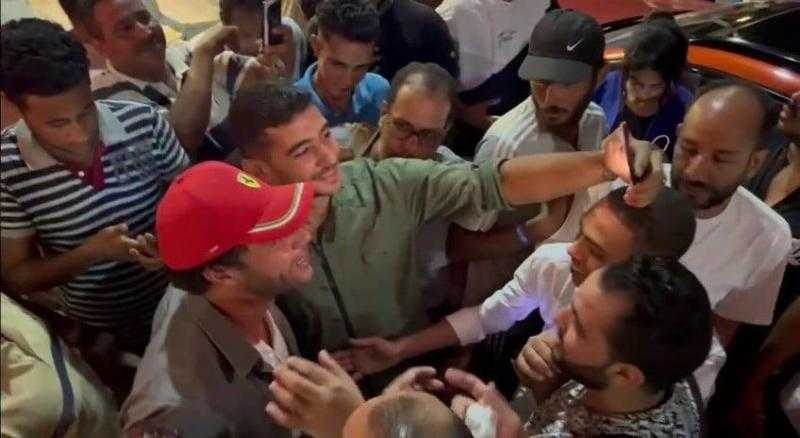 عايزين نتصور.. الجمهور يقفل شوارع الغردقة بسبب محمد إمام