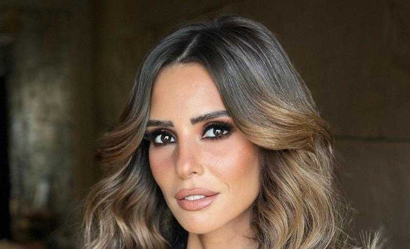 شاهد| إطلالة جريئة للفنانة إيمان العاصي