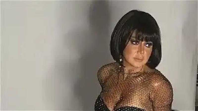 بفستان فوشيا أنيق.. رانيا يوسف تشارك جمهورها بأحدث إطلالة لها