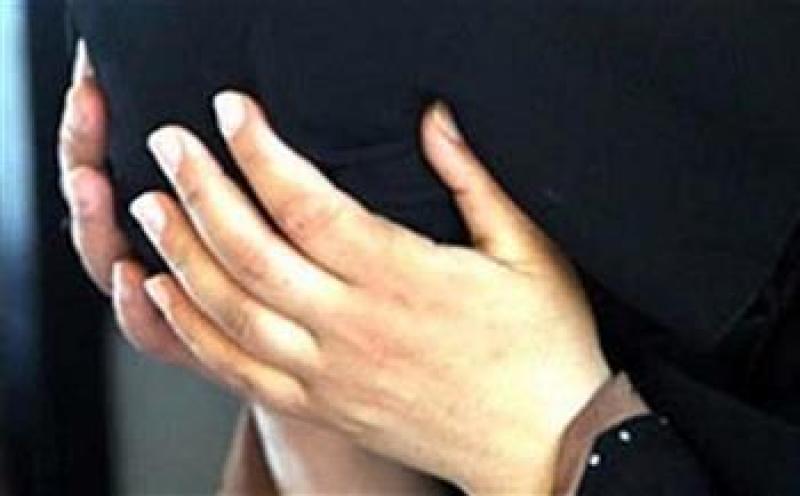 سيدة متضررة من زوجها