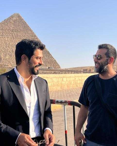 بالصور.. الممثل التركي بوراك أوزتشيفيت يروج لرحلته في مصر
