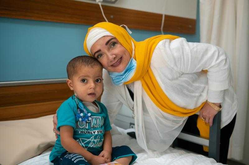 باللعب وتوزيع الهدايا.. عايدة الأيوبي في زيارة مبهجة لأطفال مستشفى الناس