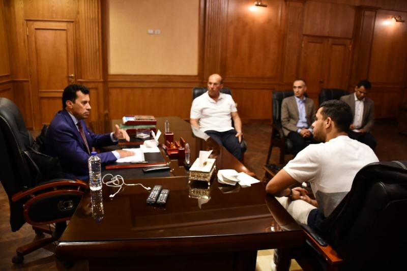 وزير الرياضة يلتقي لاعب المنتخب المصري للاسكواش مصطفى عسل