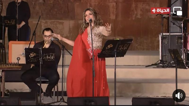 نادية مصطفى تشعل القلعة بأغنية وردة.. وترقص في ليلة طربية