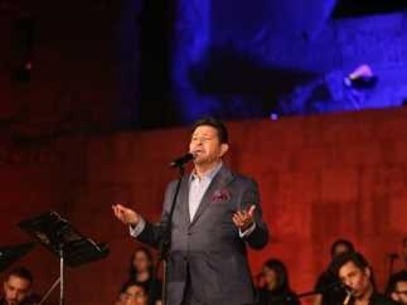 هاني شاكر يطرب جمهور القلعة بأغنية «كدة برده يا قمر» (فيديو)