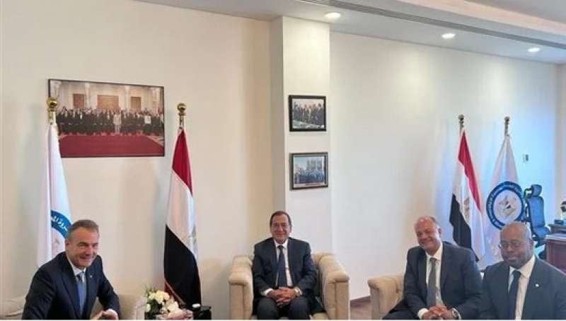 وزير البترول خلال اللقاء